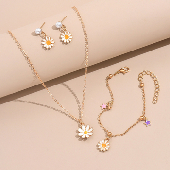 Gyerekeknek szánt ötvözet ékszerkészlet: fülbevaló, nyaklánc és karkötő motívumokkal (pillangó, szív, négylevelű lóhere és margaréta); anyag: ötvözet; lánc stílusa: O-lánc; medál anyaga: ötvözet; minta: virágok