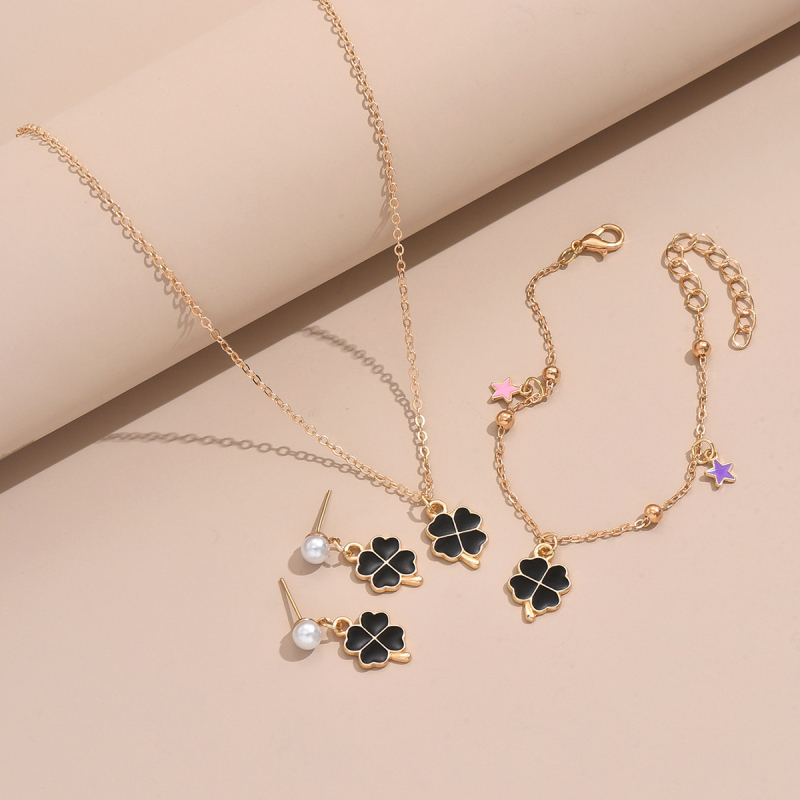 Gyerekeknek szánt ötvözet ékszerkészlet: fülbevaló, nyaklánc és karkötő motívumokkal (pillangó, szív, négylevelű lóhere és margaréta); anyag: ötvözet; lánc stílusa: O-lánc; medál anyaga: ötvözet; minta: virágok