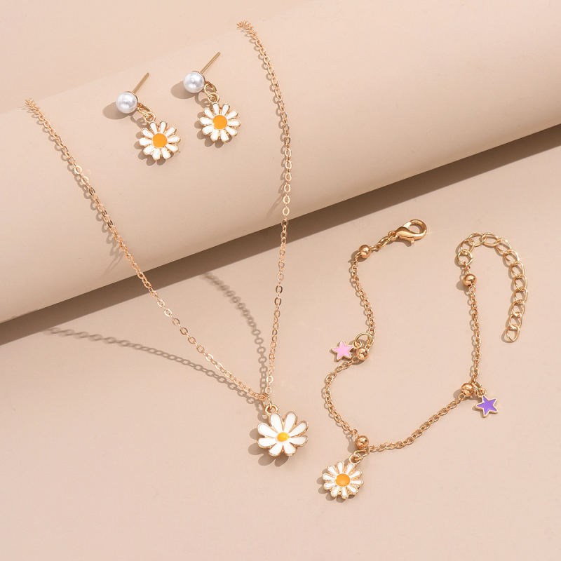 Gyerekeknek szánt ötvözet ékszerkészlet: fülbevaló, nyaklánc és karkötő motívumokkal (pillangó, szív, négylevelű lóhere és margaréta); anyag: ötvözet; lánc stílusa: O-lánc; medál anyaga: ötvözet; minta: virágok