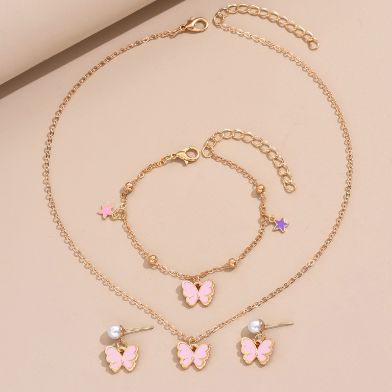 Gyerekeknek szánt ötvözet ékszerkészlet: fülbevaló, nyaklánc és karkötő motívumokkal (pillangó, szív, négylevelű lóhere és margaréta); anyag: ötvözet; lánc stílusa: O-lánc; medál anyaga: ötvözet; minta: virágok