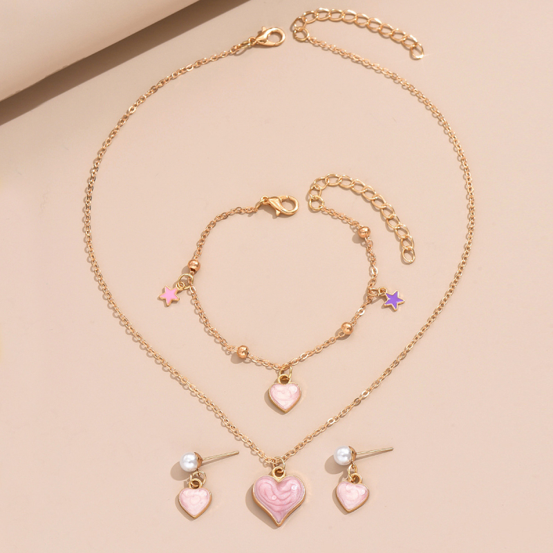 Gyerekeknek szánt ötvözet ékszerkészlet: fülbevaló, nyaklánc és karkötő motívumokkal (pillangó, szív, négylevelű lóhere és margaréta); anyag: ötvözet; lánc stílusa: O-lánc; medál anyaga: ötvözet; minta: virágok