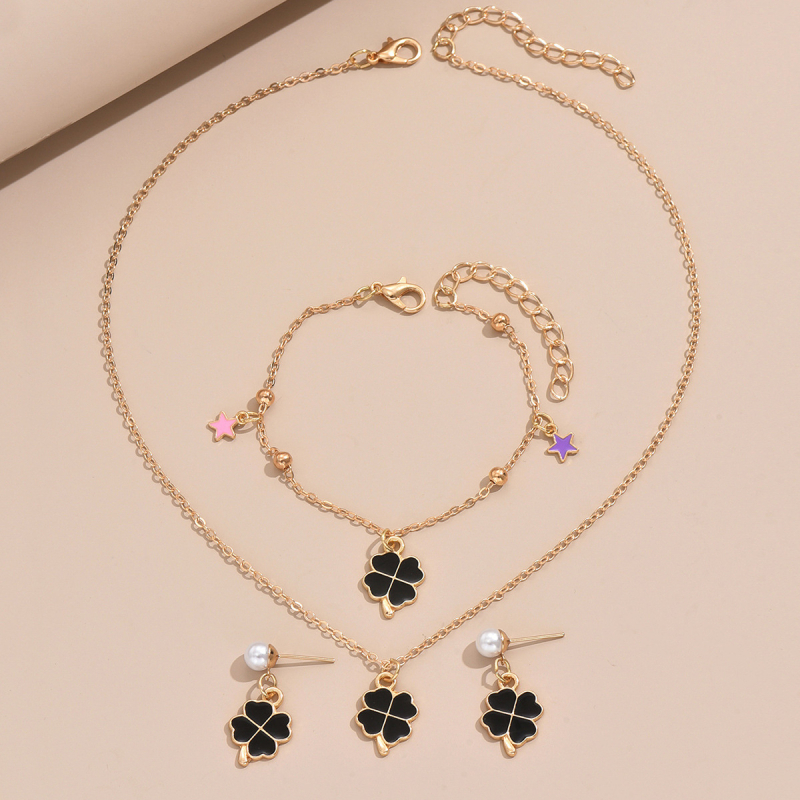 Gyerekeknek szánt ötvözet ékszerkészlet: fülbevaló, nyaklánc és karkötő motívumokkal (pillangó, szív, négylevelű lóhere és margaréta); anyag: ötvözet; lánc stílusa: O-lánc; medál anyaga: ötvözet; minta: virágok