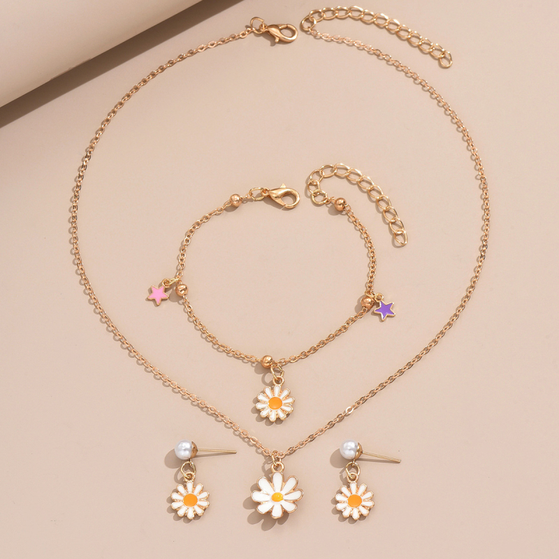 Gyerekeknek szánt ötvözet ékszerkészlet: fülbevaló, nyaklánc és karkötő motívumokkal (pillangó, szív, négylevelű lóhere és margaréta); anyag: ötvözet; lánc stílusa: O-lánc; medál anyaga: ötvözet; minta: virágok