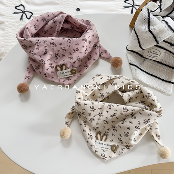 Vaikų trikampė skarelė su mažais gėlių raštais – medvilnė; unisex; dekoratyvinė; spauda