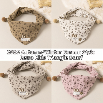 Vaikų trikampė skarelė su mažais gėlių raštais – medvilnė; unisex; dekoratyvinė; spauda