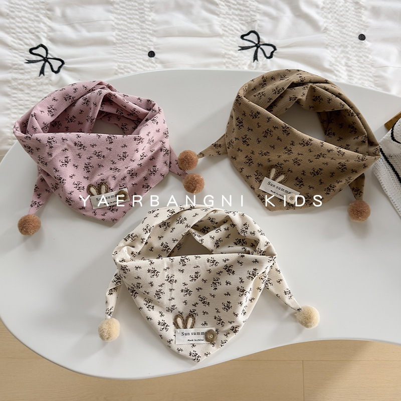 Vaikų trikampė skarelė su mažais gėlių raštais – medvilnė; unisex; dekoratyvinė; spauda