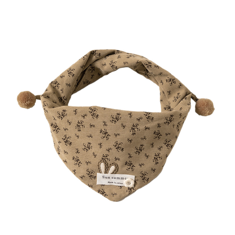 Vaikų trikampė skarelė su mažais gėlių raštais – medvilnė; unisex; dekoratyvinė; spauda