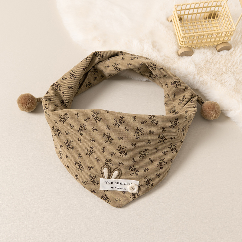 Vaikų trikampė skarelė su mažais gėlių raštais – medvilnė; unisex; dekoratyvinė; spauda