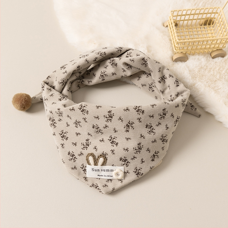 Vaikų trikampė skarelė su mažais gėlių raštais – medvilnė; unisex; dekoratyvinė; spauda