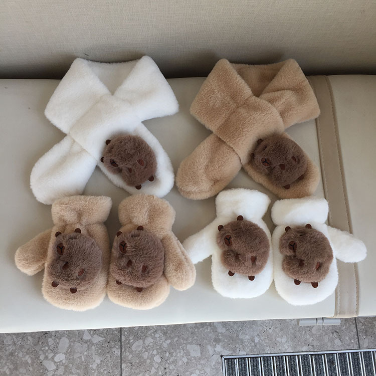 Pliušinis šalikas, minimalistinis stilius, šiltas, vienos spalvos raštas, žiemos sezonai