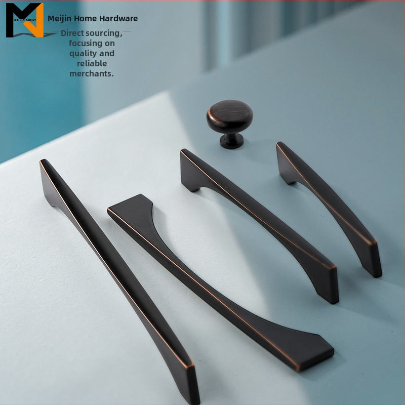 Ziemeļniecisks garderobes un skapja durvju rokturis – mūsdienīgs minimālisma stils, cinka sakausējums, elektroapdullēšana, modelis 96