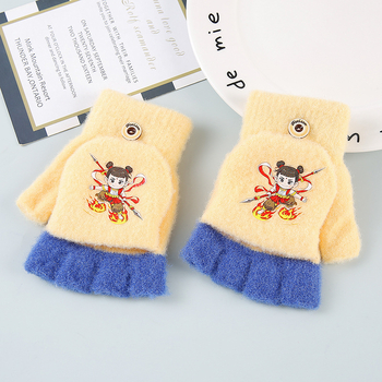 Fiús gyerekeknek való kesztyű kristályfonalból, átalakítható félujjas kialakítással és mesefigurás mintával, melegen tartja, 3–8 év közötti korosztálynak