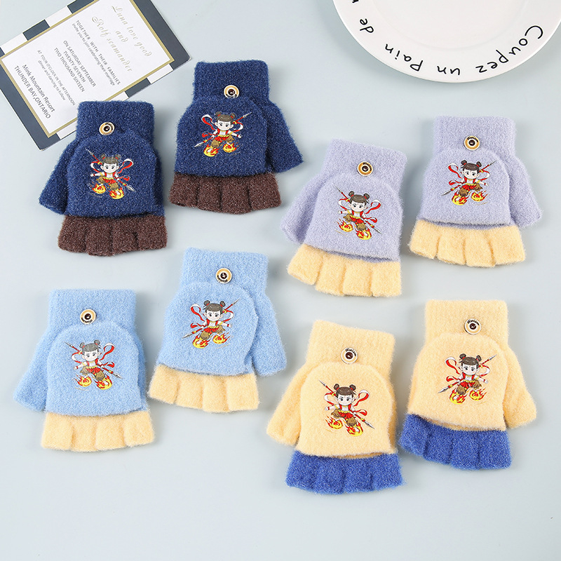 Fiús gyerekeknek való kesztyű kristályfonalból, átalakítható félujjas kialakítással és mesefigurás mintával, melegen tartja, 3–8 év közötti korosztálynak