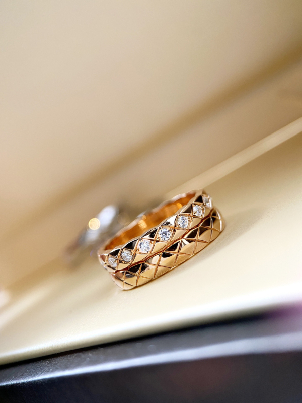 Prsten od legure s pozlaćivanjem 18K, rhombus mrežni dizajn, CNC ugravirano, Seiko završna obrada, unisex