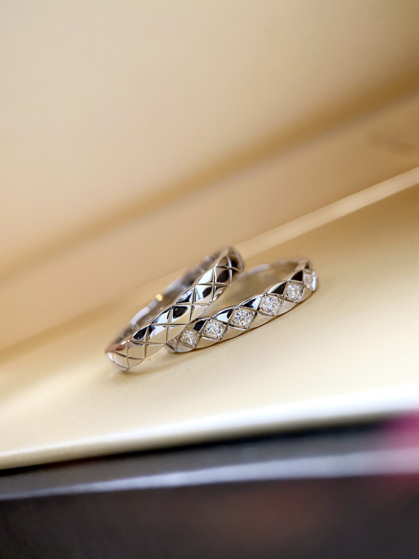 Prsten od legure s pozlaćivanjem 18K, rhombus mrežni dizajn, CNC ugravirano, Seiko završna obrada, unisex