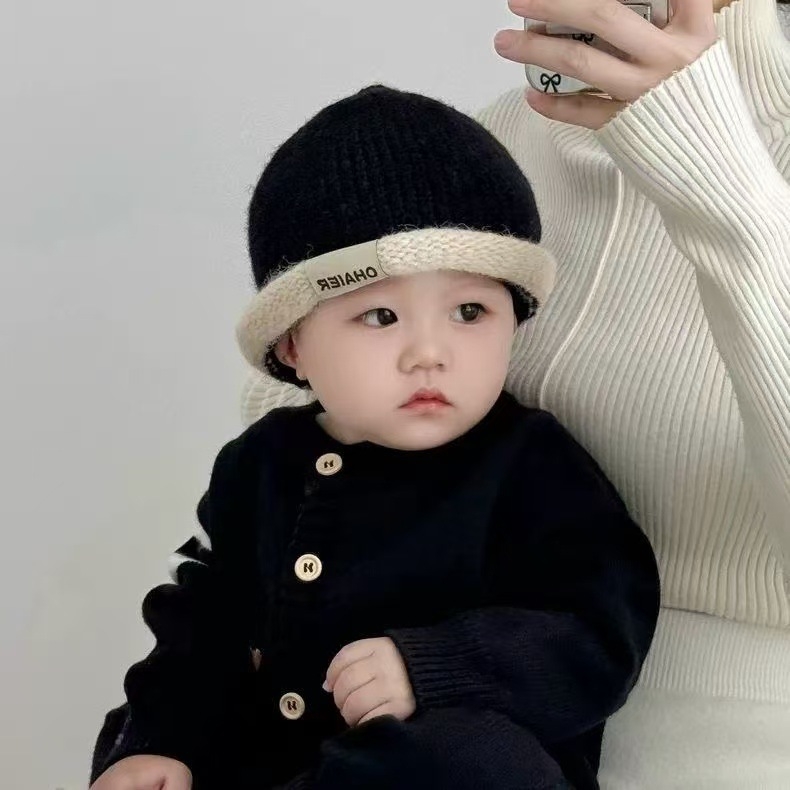 Pletena dječja kapa s rolanim rubom melon stil, boja blok, topla pliš jelena, jacquard pletenina, vjetrovita, zima 2025, uzrast 6–12 mj, 1–2 god, 2–4 god
