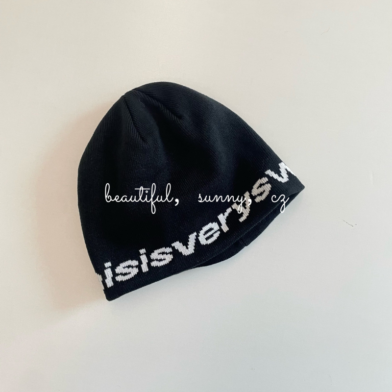 Pletena kapa za djecu s jacquard uzorkom, reljefna tekstura, visok vrh, širok obod, zima