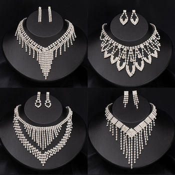 Metalni set ogrlice i naušnica s privjescima od miješanih kamenja, kapljasti i geometrijski oblici, galvanizirano prekrivanje, težina 54 g