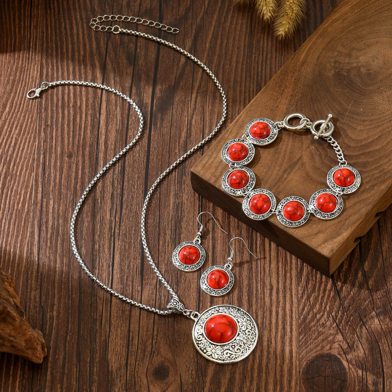 Ötvözetből készült ékszerszett bevésés technikával, keresztlánc nyaklánc, fülbevalók és karkötő, etnikai retro stílus