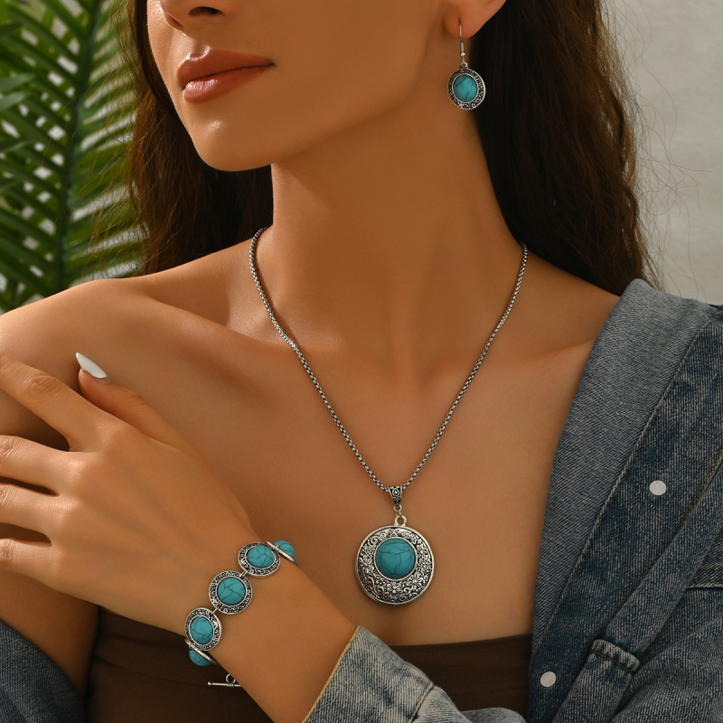 Ötvözetből készült ékszerszett bevésés technikával, keresztlánc nyaklánc, fülbevalók és karkötő, etnikai retro stílus
