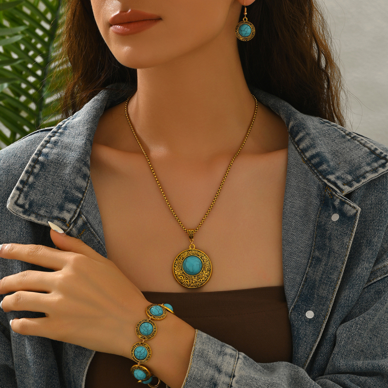 Ötvözetből készült ékszerszett bevésés technikával, keresztlánc nyaklánc, fülbevalók és karkötő, etnikai retro stílus