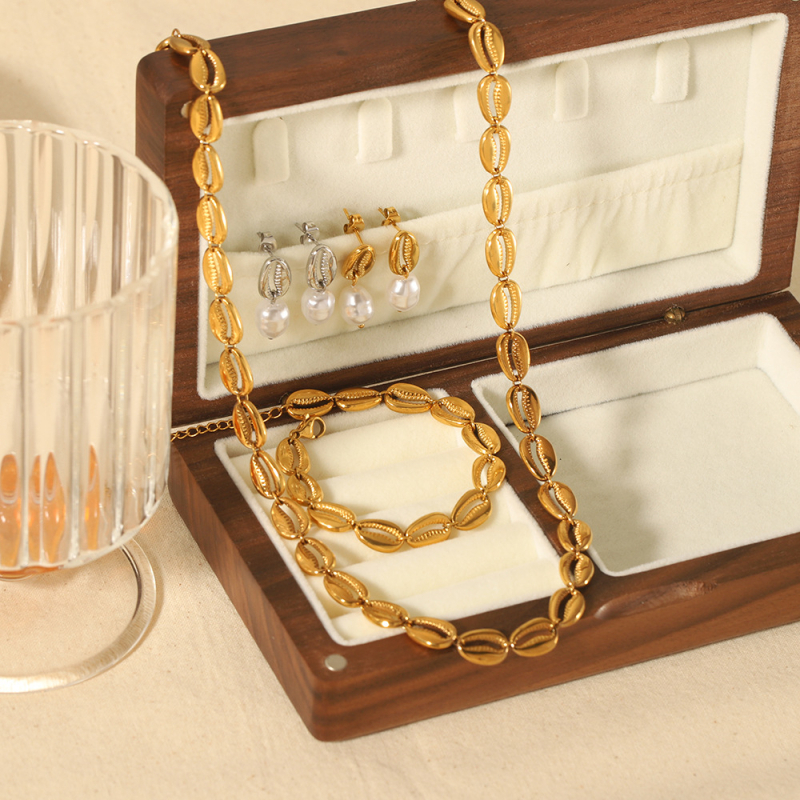Set nakita (earrings, bracelet, necklace) od nehrđajućeg čelika s 18K pozlatom, Cuban lanac, privjesak od majčine biserne školjke, morski motiv, lagani luksuzni stil.