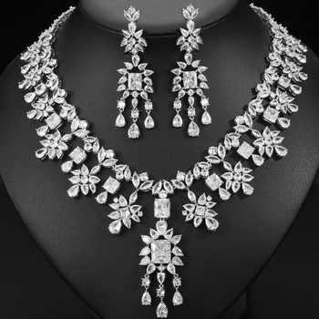 Női ékszerszett: rézből készült nyaklánc és fülbevaló, elektroplakkal, vegyes kövek beépítés, virágmotívum