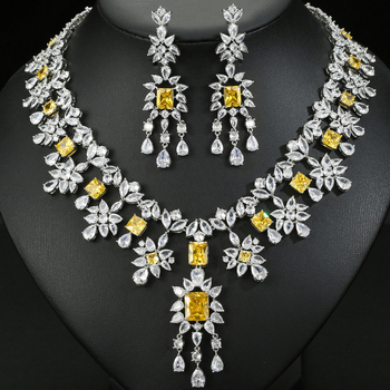 Női ékszerszett: rézből készült nyaklánc és fülbevaló, elektroplakkal, vegyes kövek beépítés, virágmotívum