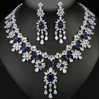 Női ékszerszett: rézből készült nyaklánc és fülbevaló, elektroplakkal, vegyes kövek beépítés, virágmotívum