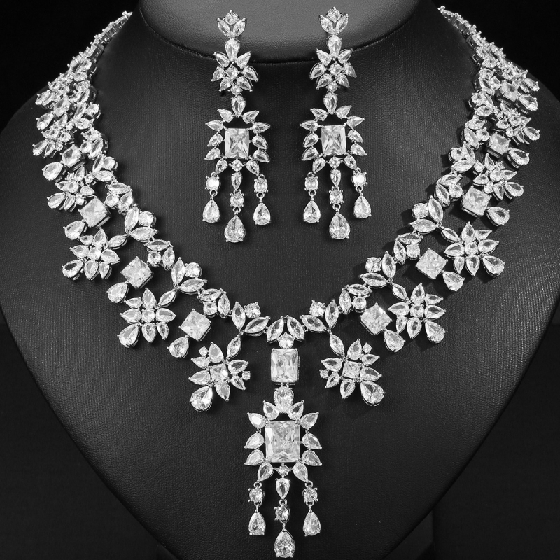 Női ékszerszett: rézből készült nyaklánc és fülbevaló, elektroplakkal, vegyes kövek beépítés, virágmotívum