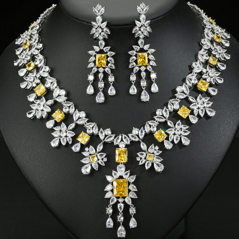 Női ékszerszett: rézből készült nyaklánc és fülbevaló, elektroplakkal, vegyes kövek beépítés, virágmotívum