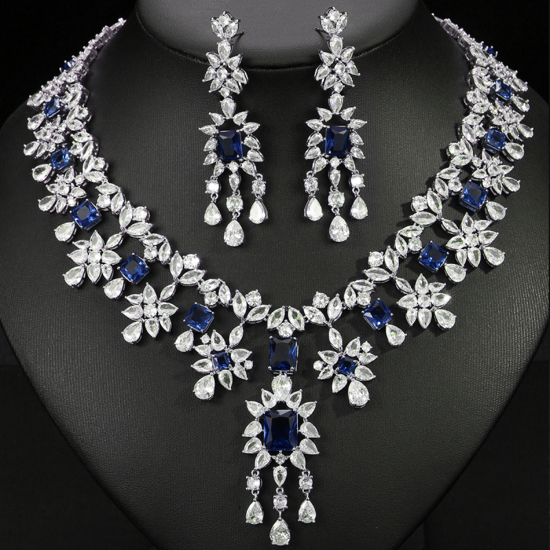 Női ékszerszett: rézből készült nyaklánc és fülbevaló, elektroplakkal, vegyes kövek beépítés, virágmotívum