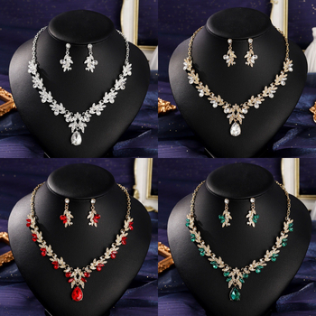 Ékszerszett: fülbevalók és nyaklánc cinkötvözetből, rhinestone medálokkal, virág-levél motívumok, egyszerű lánc