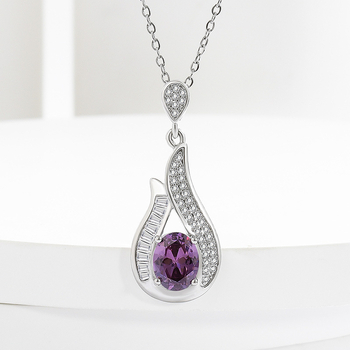 Réz anyagú ékszerszett: nyaklánc, fülbevaló és gyűrű; O-alakú lánc; vegyes kövek beállítása; növényi motívum