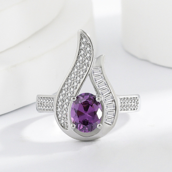 Réz anyagú ékszerszett: nyaklánc, fülbevaló és gyűrű; O-alakú lánc; vegyes kövek beállítása; növényi motívum