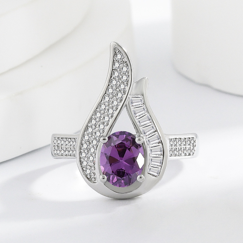 Réz anyagú ékszerszett: nyaklánc, fülbevaló és gyűrű; O-alakú lánc; vegyes kövek beállítása; növényi motívum