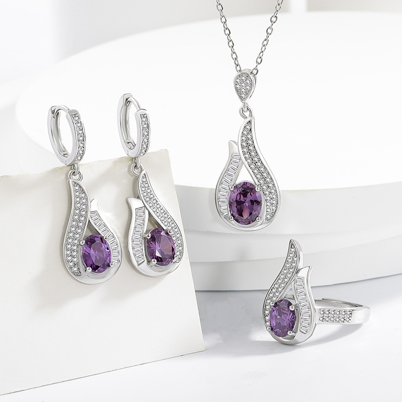 Réz anyagú ékszerszett: nyaklánc, fülbevaló és gyűrű; O-alakú lánc; vegyes kövek beállítása; növényi motívum