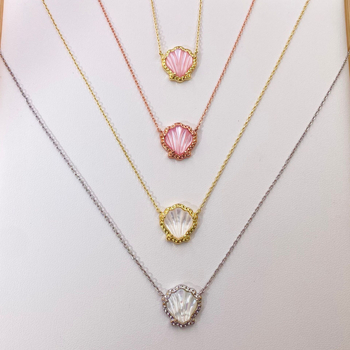 Colier cu perle de scoică și pandantiv din alamă, placare cu aur 14K, lanț drept, stil lux lejer