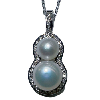 Μενταγιόν με φυσικό μαργαριτάρι γλυκού νερού, επίπεδη στρογγυλή μορφή, επιχρυσωμένος χαλκός βάσης, κοπή με λέιζερ, άνοιξη 2025