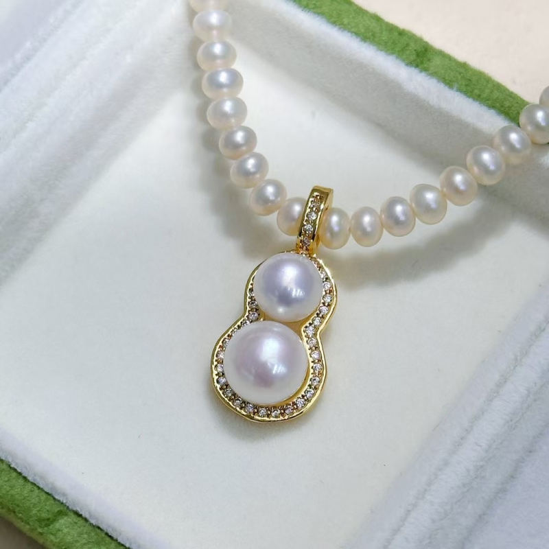 Μενταγιόν με φυσικό μαργαριτάρι γλυκού νερού, επίπεδη στρογγυλή μορφή, επιχρυσωμένος χαλκός βάσης, κοπή με λέιζερ, άνοιξη 2025