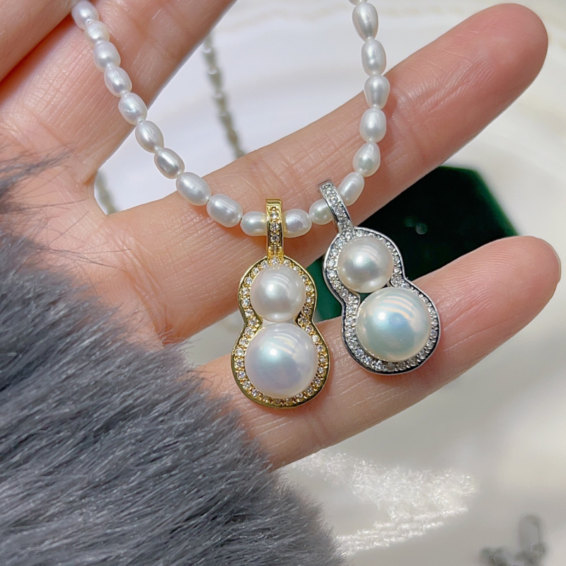 Μενταγιόν με φυσικό μαργαριτάρι γλυκού νερού, επίπεδη στρογγυλή μορφή, επιχρυσωμένος χαλκός βάσης, κοπή με λέιζερ, άνοιξη 2025