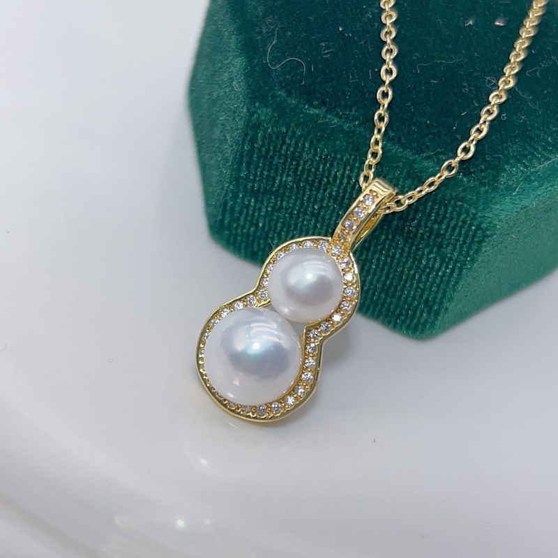 Μενταγιόν με φυσικό μαργαριτάρι γλυκού νερού, επίπεδη στρογγυλή μορφή, επιχρυσωμένος χαλκός βάσης, κοπή με λέιζερ, άνοιξη 2025