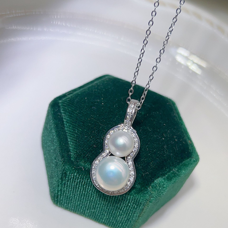 Μενταγιόν με φυσικό μαργαριτάρι γλυκού νερού, επίπεδη στρογγυλή μορφή, επιχρυσωμένος χαλκός βάσης, κοπή με λέιζερ, άνοιξη 2025