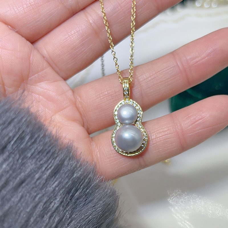 Μενταγιόν με φυσικό μαργαριτάρι γλυκού νερού, επίπεδη στρογγυλή μορφή, επιχρυσωμένος χαλκός βάσης, κοπή με λέιζερ, άνοιξη 2025