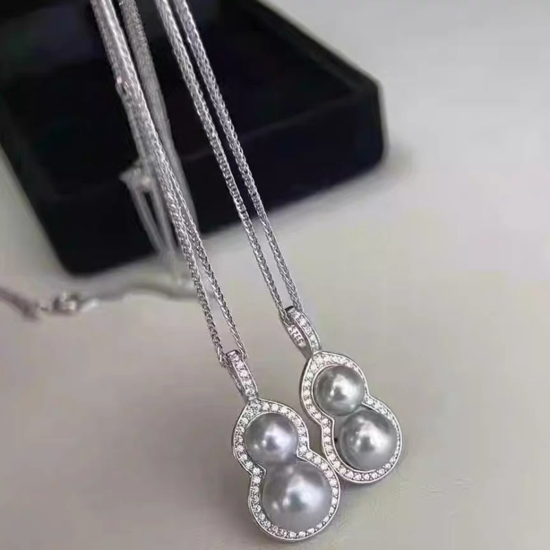 Μενταγιόν με φυσικό μαργαριτάρι γλυκού νερού, επίπεδη στρογγυλή μορφή, επιχρυσωμένος χαλκός βάσης, κοπή με λέιζερ, άνοιξη 2025