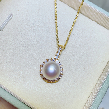 Κρεμαστό με μαργαριτάρι γλυκού νερού, επίπεδη στρογγυλή μορφή, χαλκού εξαρτήματα, απλό στυλ