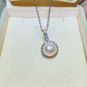 Κρεμαστό με μαργαριτάρι γλυκού νερού, επίπεδη στρογγυλή μορφή, χαλκού εξαρτήματα, απλό στυλ