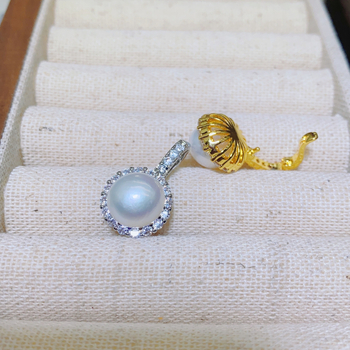 Κρεμαστό με μαργαριτάρι γλυκού νερού, επίπεδη στρογγυλή μορφή, χαλκού εξαρτήματα, απλό στυλ