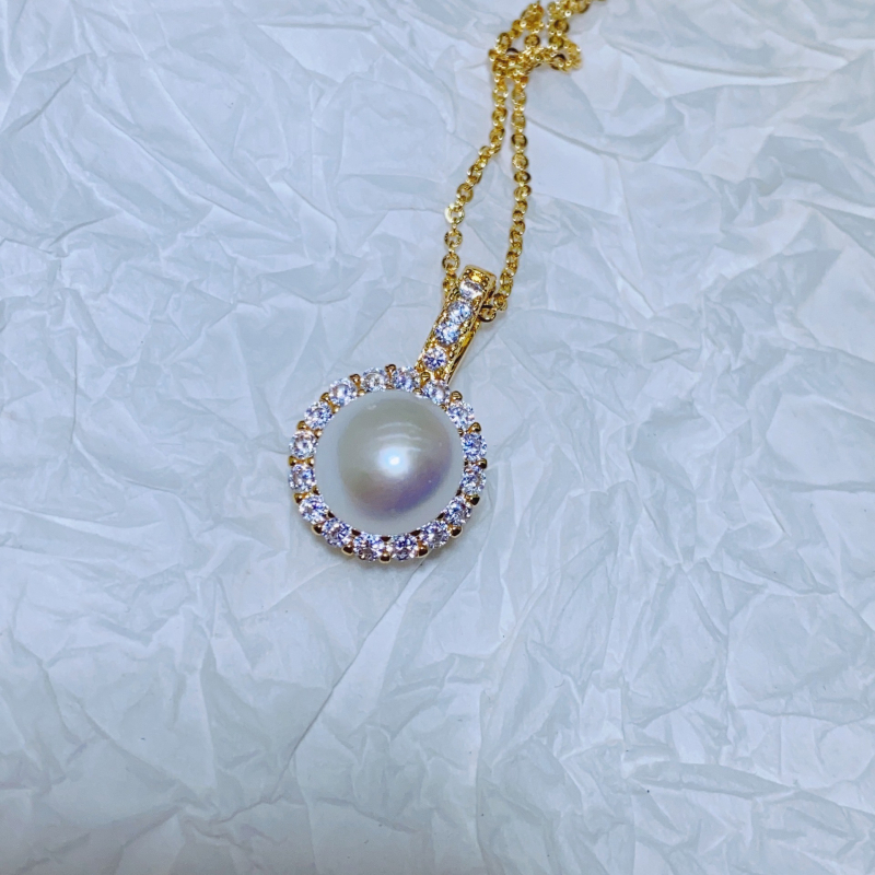 Κρεμαστό με μαργαριτάρι γλυκού νερού, επίπεδη στρογγυλή μορφή, χαλκού εξαρτήματα, απλό στυλ