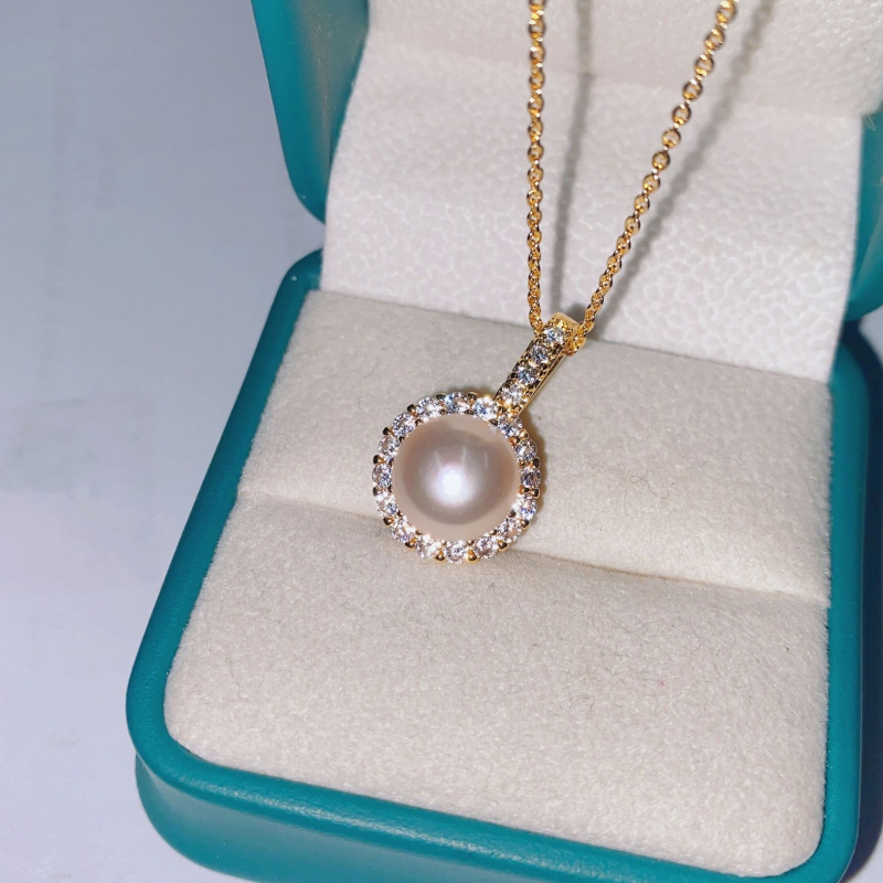 Κρεμαστό με μαργαριτάρι γλυκού νερού, επίπεδη στρογγυλή μορφή, χαλκού εξαρτήματα, απλό στυλ